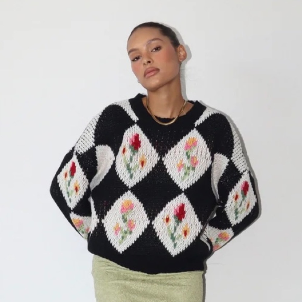 [BAILEYROSE] Vintage Flower Sweater *BLACK*